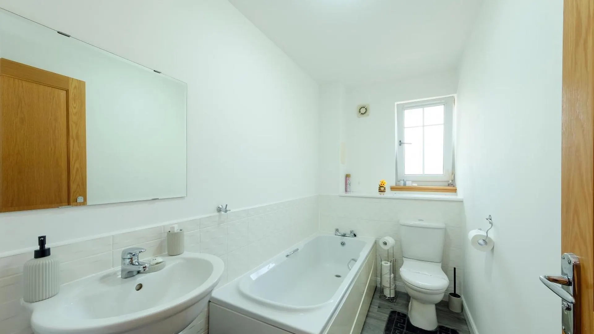 Apartment Super Prime Train Station Inverkeithing By Tba
