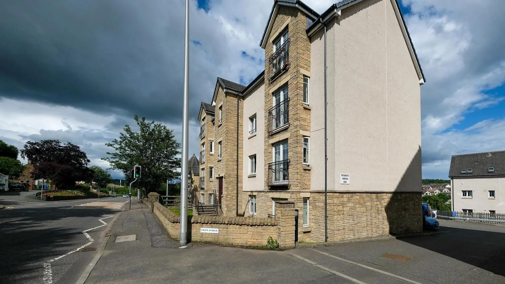 Super Prime Train Station Inverkeithing By Tba Apartment